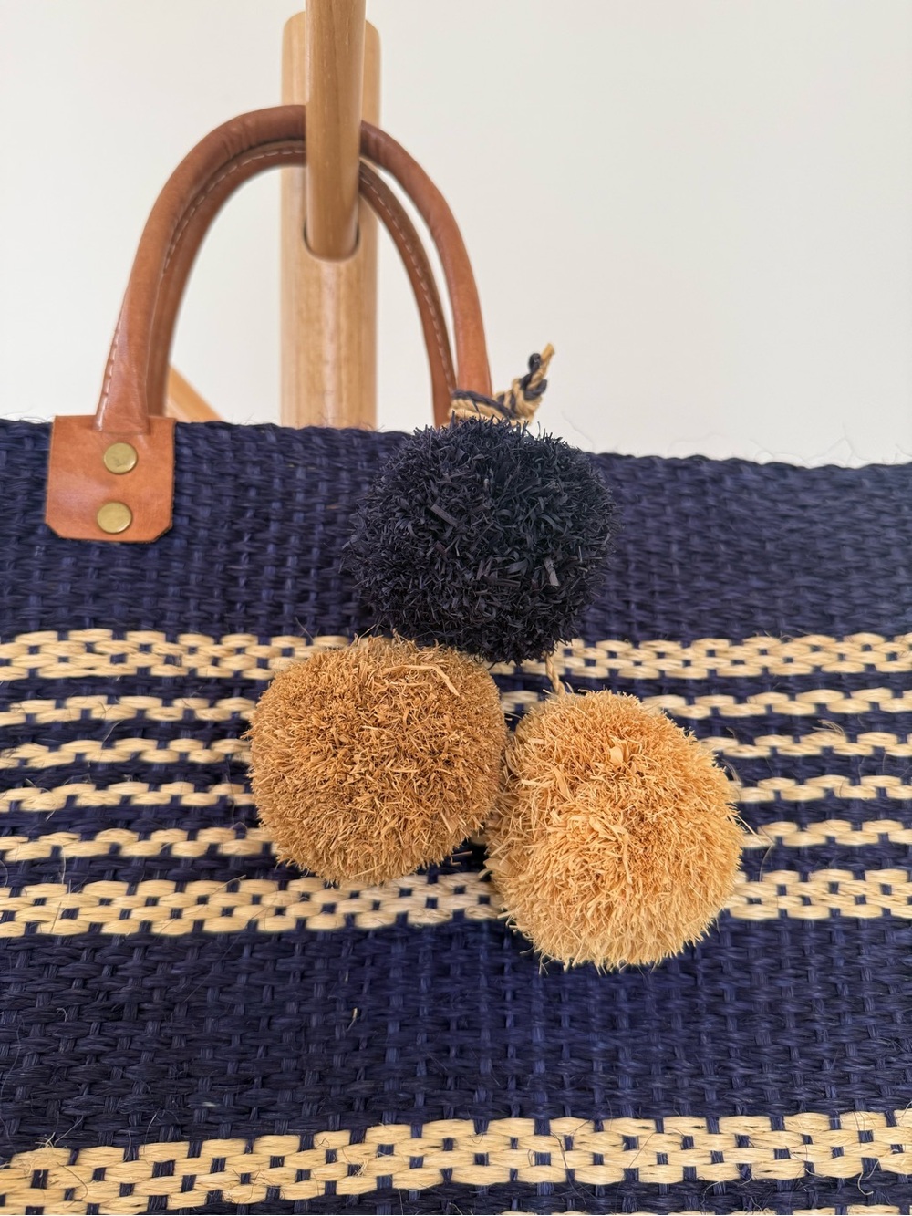This is a Mar Y Sol Capri woven sisal tote in navy - Picture 4 of 7